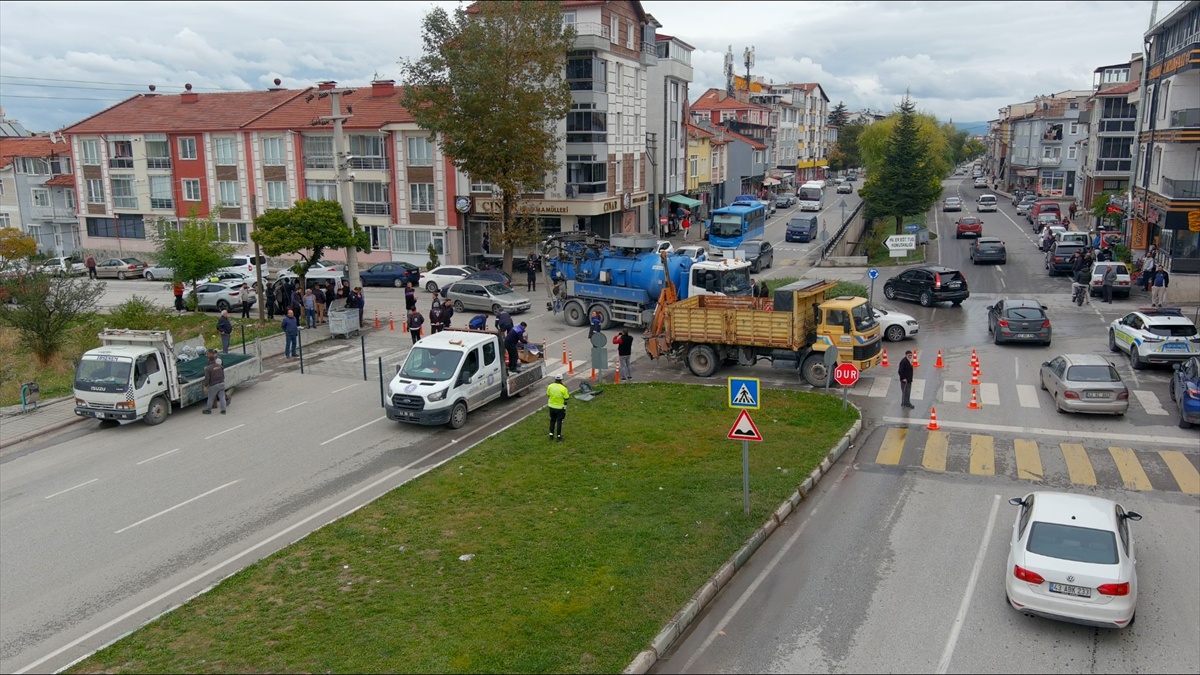 Kütahya'da istimlak davası sonucu caddenin bir bölümü araç ve yaya geçişine kapatıldı