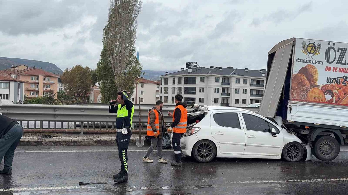 Kütahya'da tır, otomobil ve kamyonetin karıştığı zincirleme kazada 1 kişi yaralandı