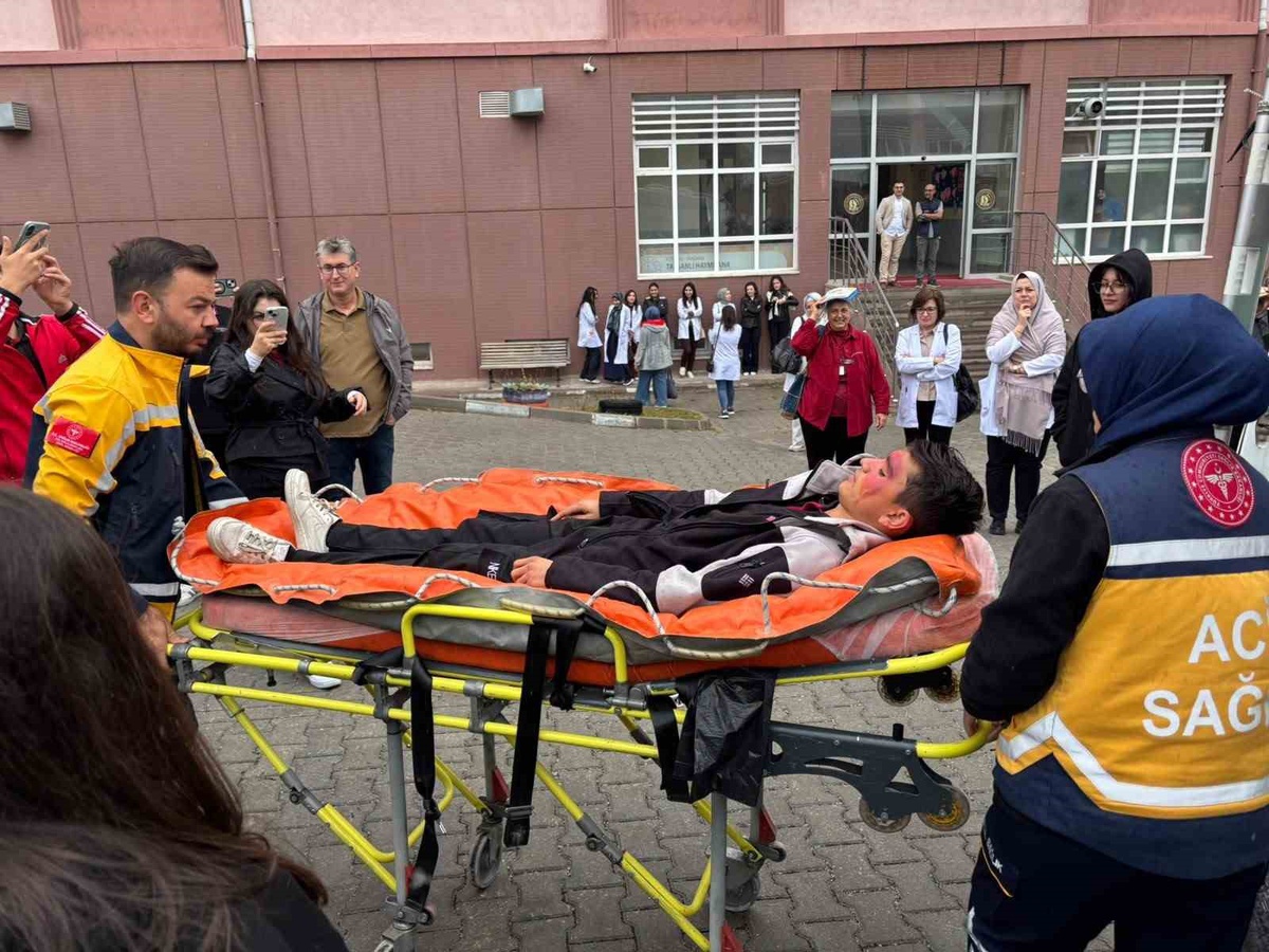 Kütahya Tavşanlı'da meslek lisesinde deprem tatbikatı 2 dakika 40 saniyede bitti