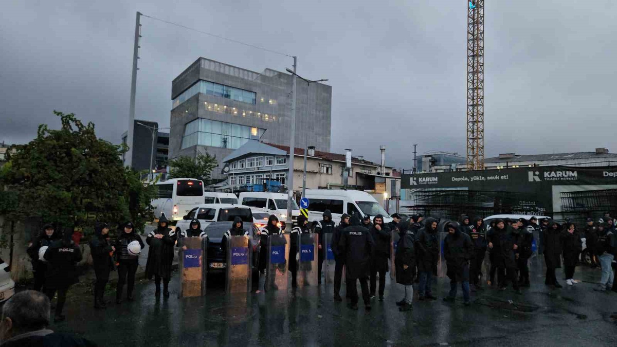Mali Suçlarla Mücadele ekipleri Zeytinburnu'nda Halk TV binasında arama başlattı