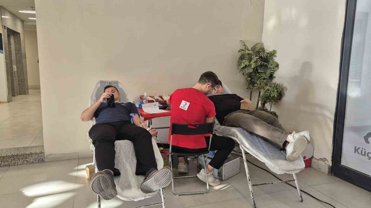 Manisa'daki öğrenci yurtlarında Kızılay'la kan bağışı kampanyası düzenlendi