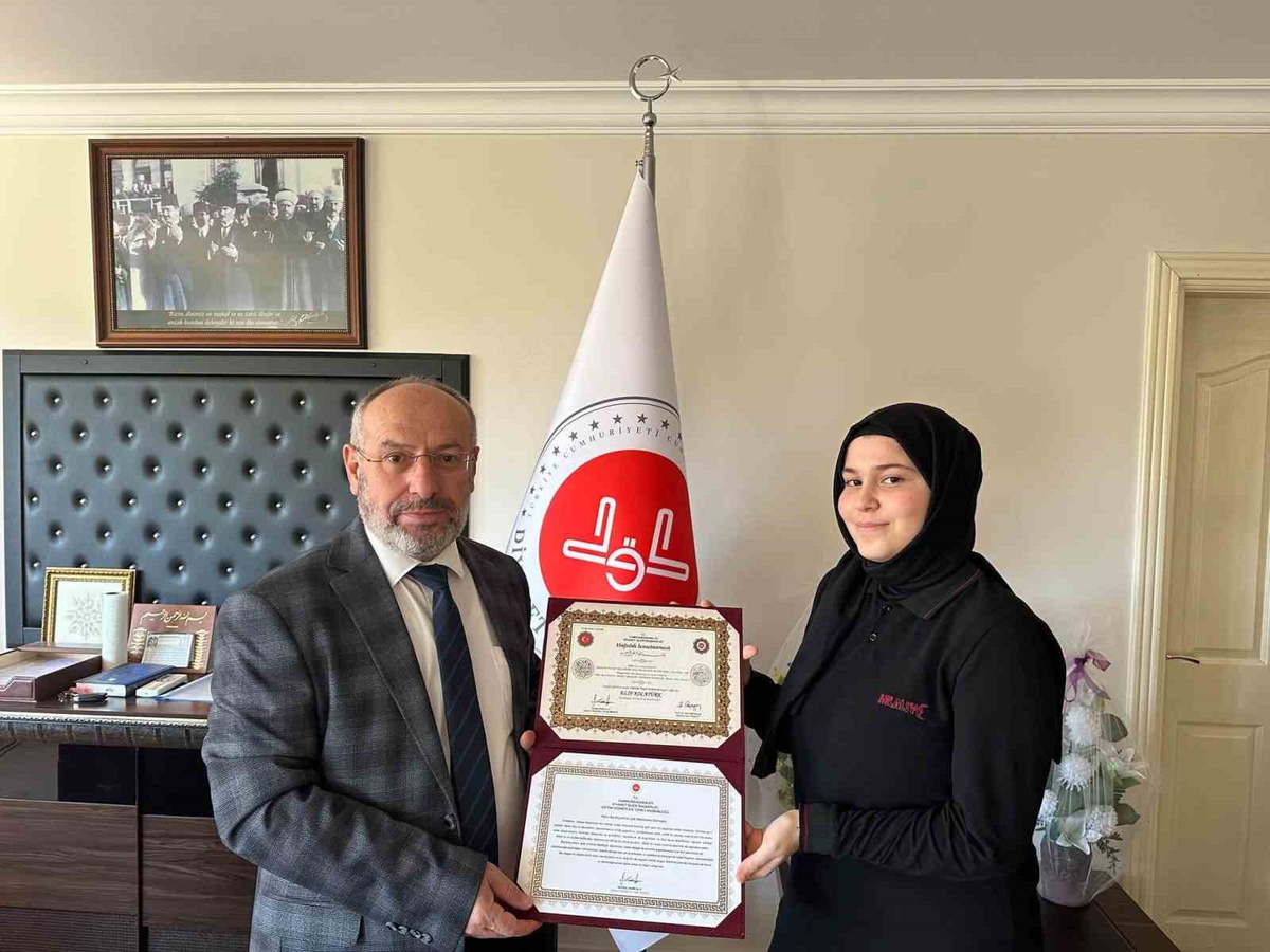 Manisa Salihli'de hafızlık sınavını geçen öğrenciler belgelerini törenle aldı