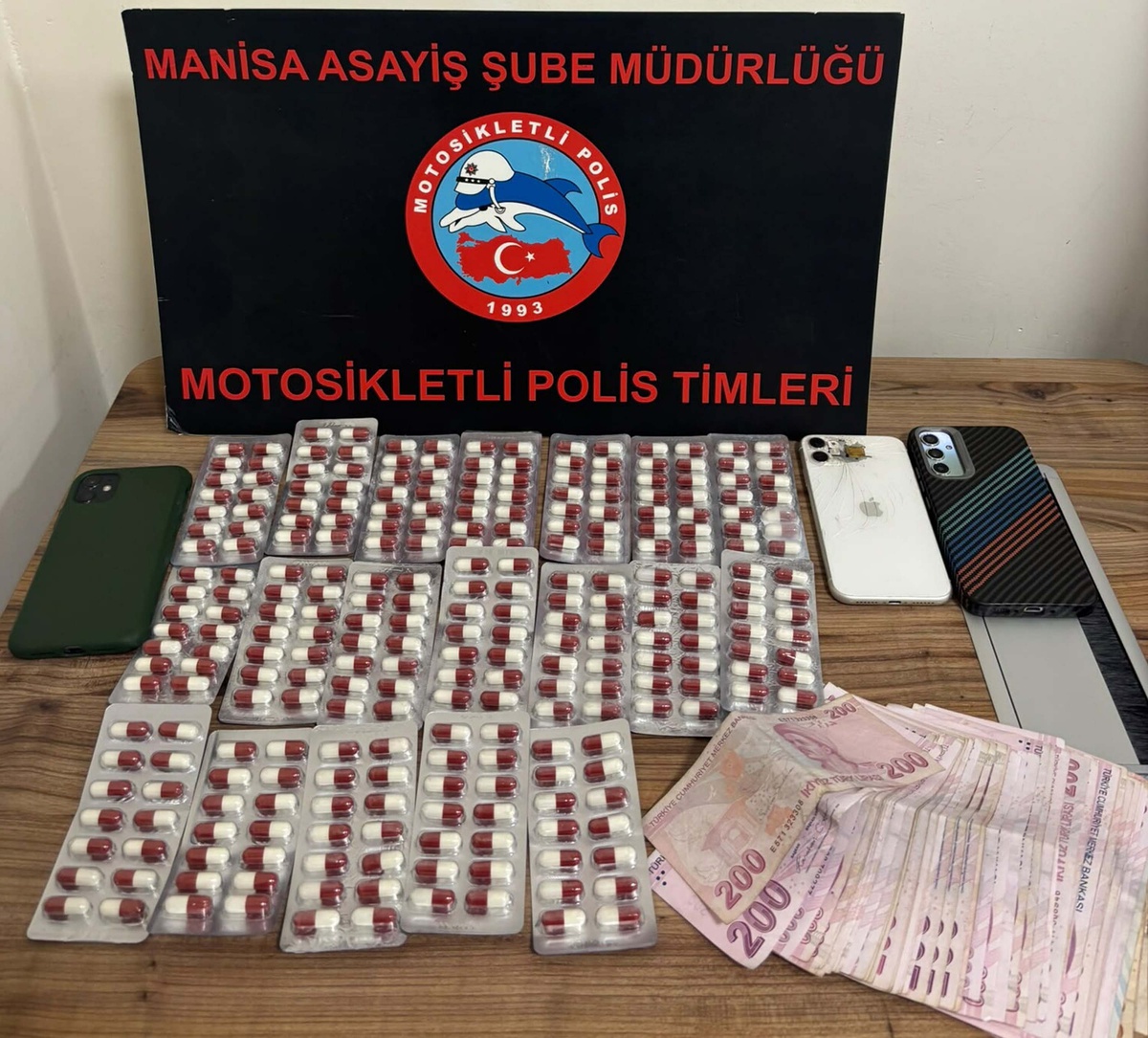 Manisa Yunusemre'de 2 şüpheli 550 adet sentetik ecza ile gözaltına alındı
