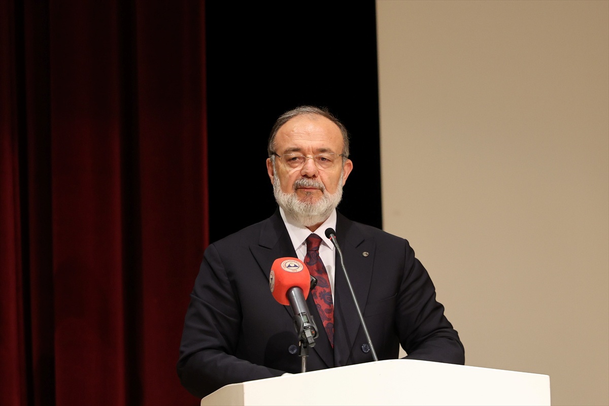 Mehmet Görmez, ERÜ İlahiyat Fakültesi konferansında öğrencilerle buluştu