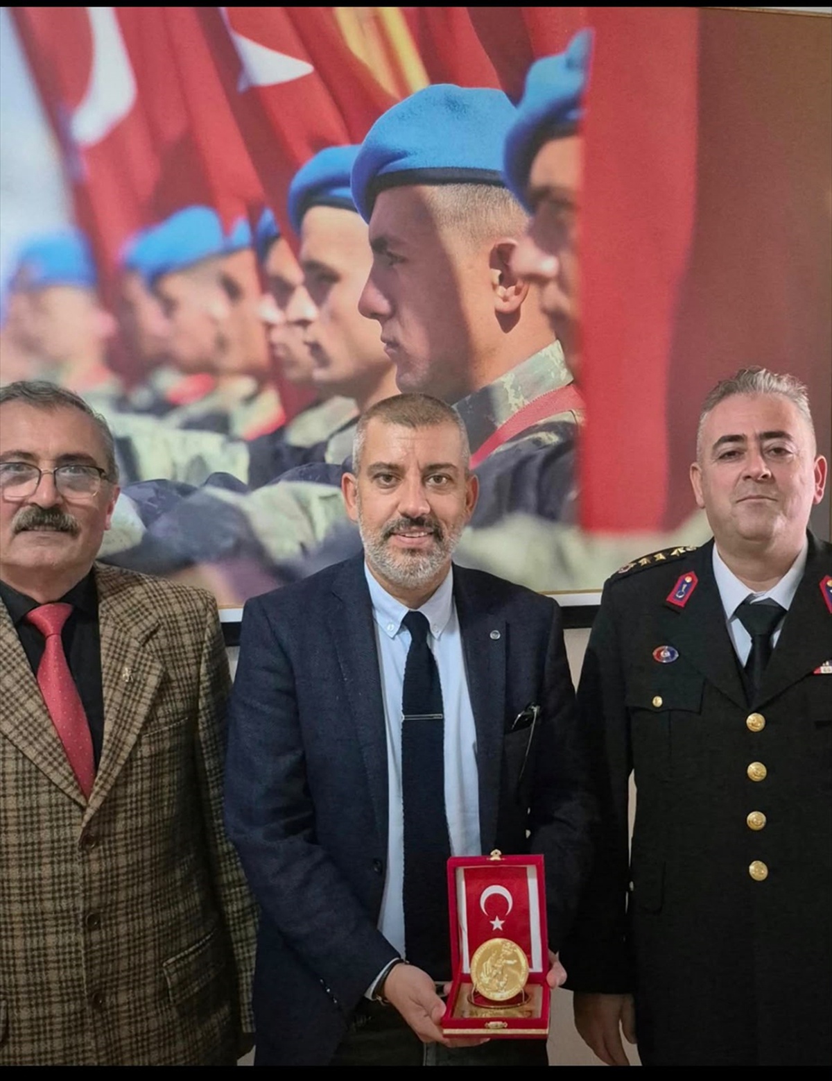 Mehmetçik Vakfından Edremitli iş insanına altın madalya ve berat verildi