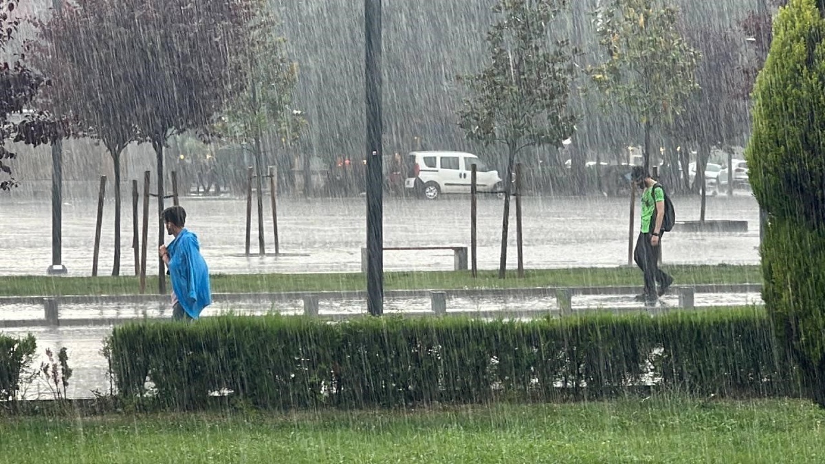 Meteoroloji, Düzce ve Zonguldak için metrekareye 51-100 kg yağış uyarısı yayımladı