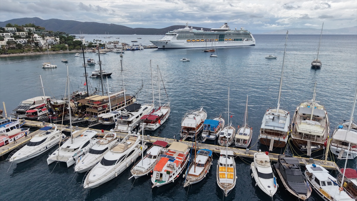 Muğla Bodrum'a yanaşan 2 kruvaziyer toplam 2 bin 437 yolcu getirdi