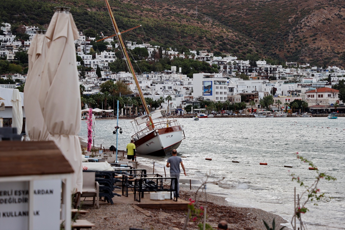 Muğla Bodrum'da kuvvetli rüzgarda halatları kopan yelkenli tekne karaya oturdu