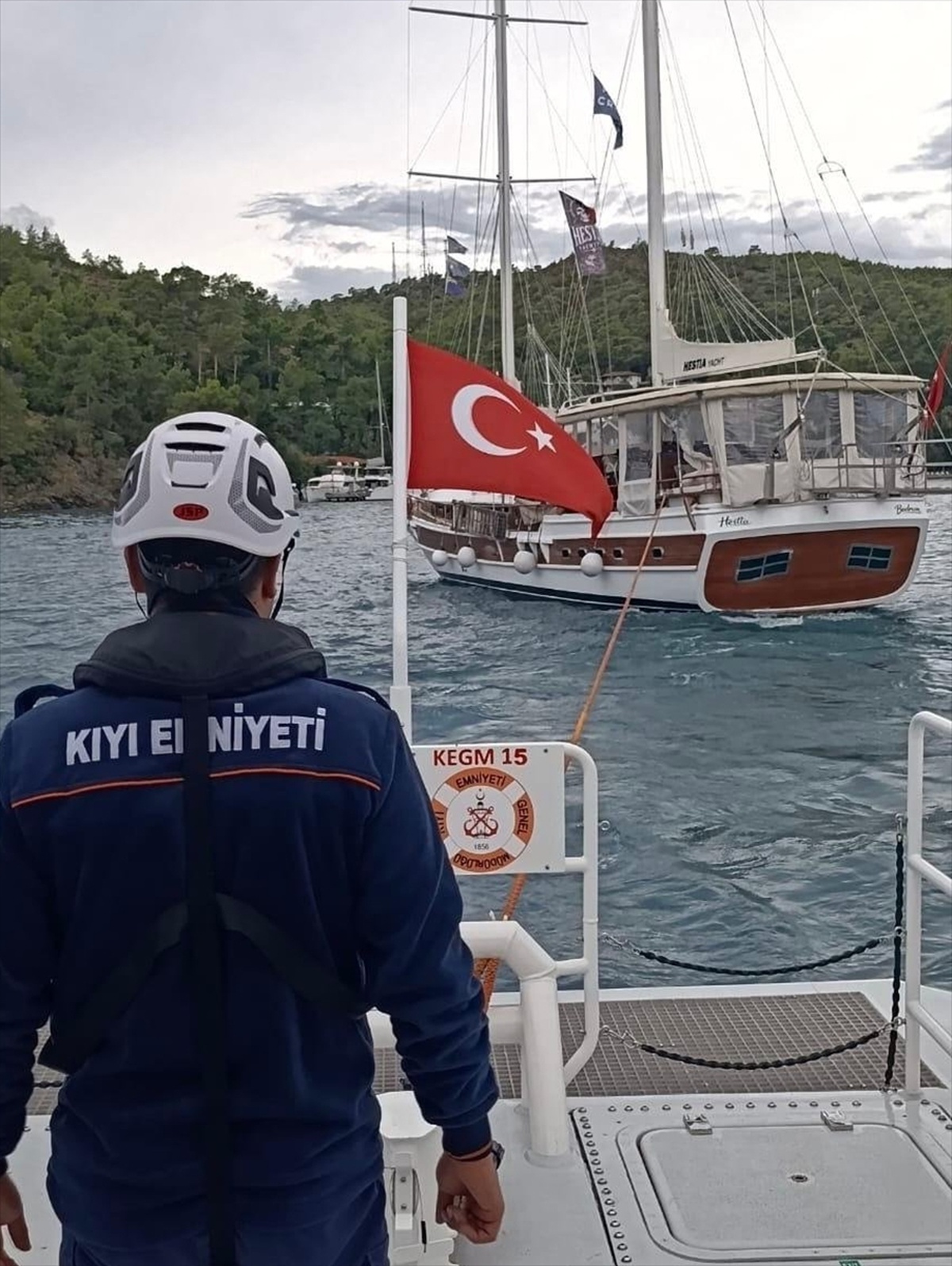Muğla Fethiye açıklarında sürüklenen 24 metrelik teknedeki 2 kişi kurtarıldı