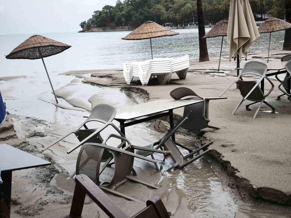 Muğla Ula Akyaka'da sağanak sonrası yaklaşık 300 metrelik sahil şeridi zarar gördü