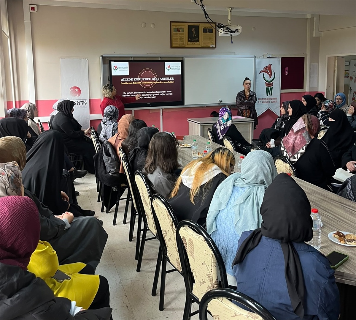 Muş'ta kadınlara bağımlılık riskine karşı aile içi iletişim semineri verildi