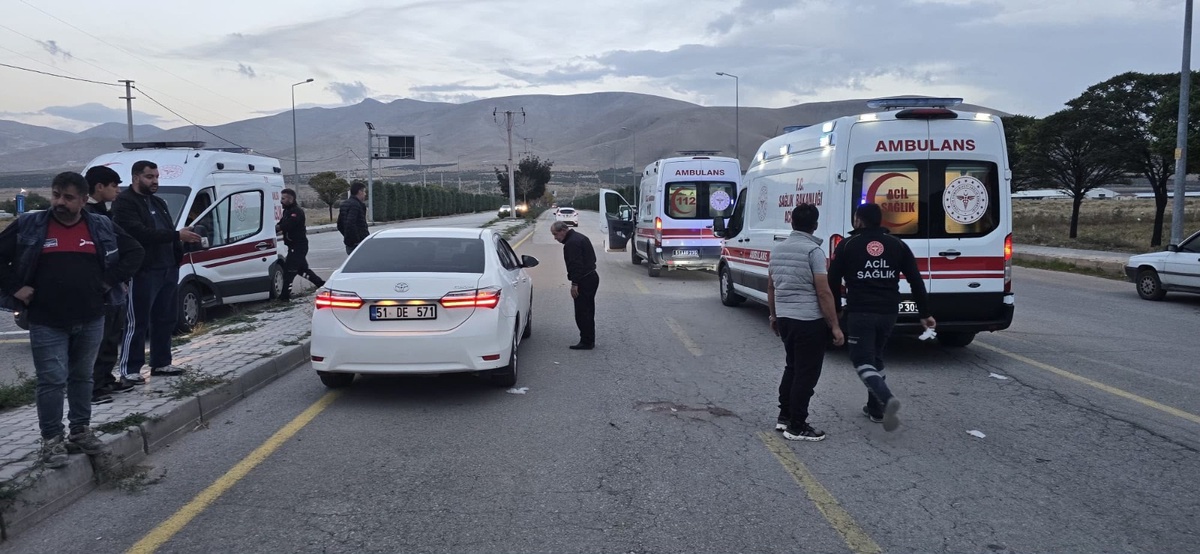 Niğde'de çarpışan motosiklet devrildi, 1'i ağır 2 yaralı, kaçan sürücü teslim oldu