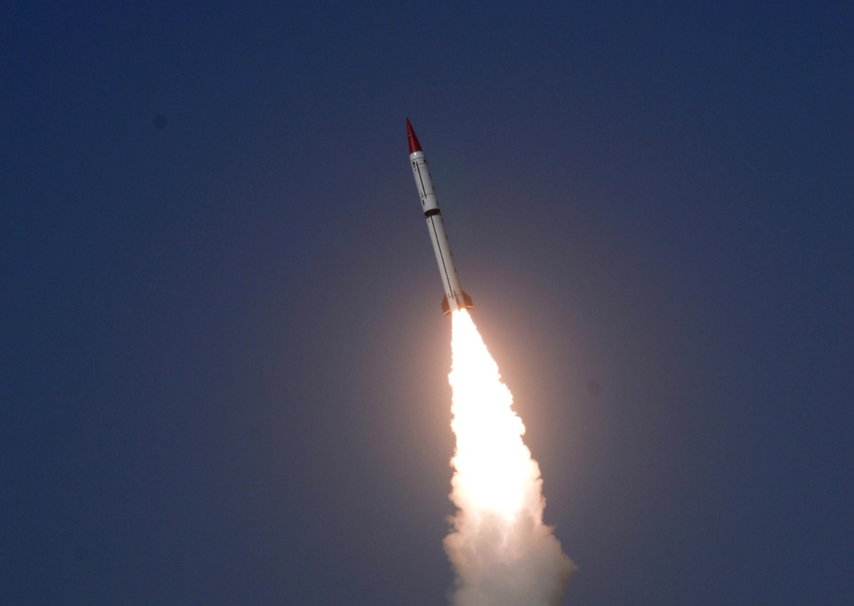 Pakistan ordusu, menzili artırılmış Fatah-2 füzesini aviyonik sistemlerle test etti