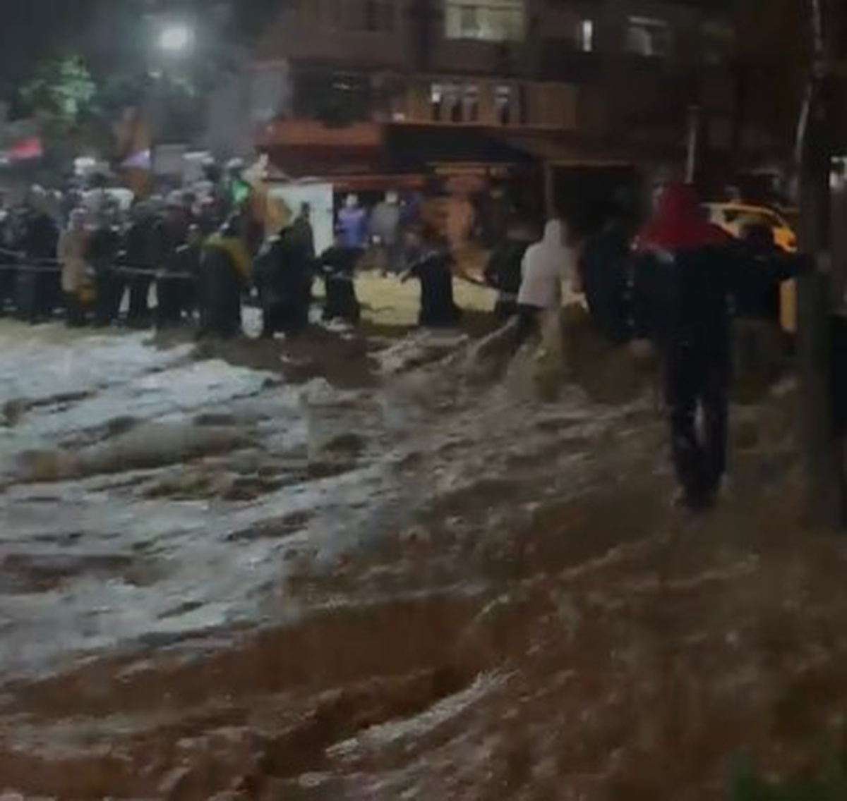 Sağanak Sarıyer Ayazağa'da yolu göle çevirdi, mahsur kalanlar halatla kurtarıldı