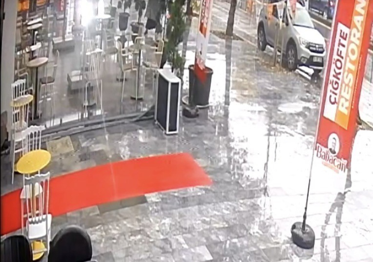 Sakarya'da kafeye dalan otomobil dehşet saçtı! Kadın saniyelerle kurtuldu, o anlar kamerada