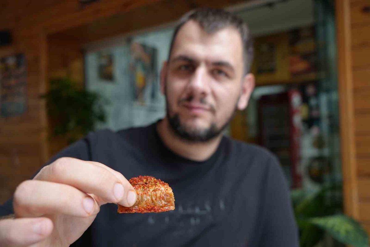 Samsun'da Caner Özsercan, 10 yıldır tatlı ve çay dahil her şeye pul biber katıyor