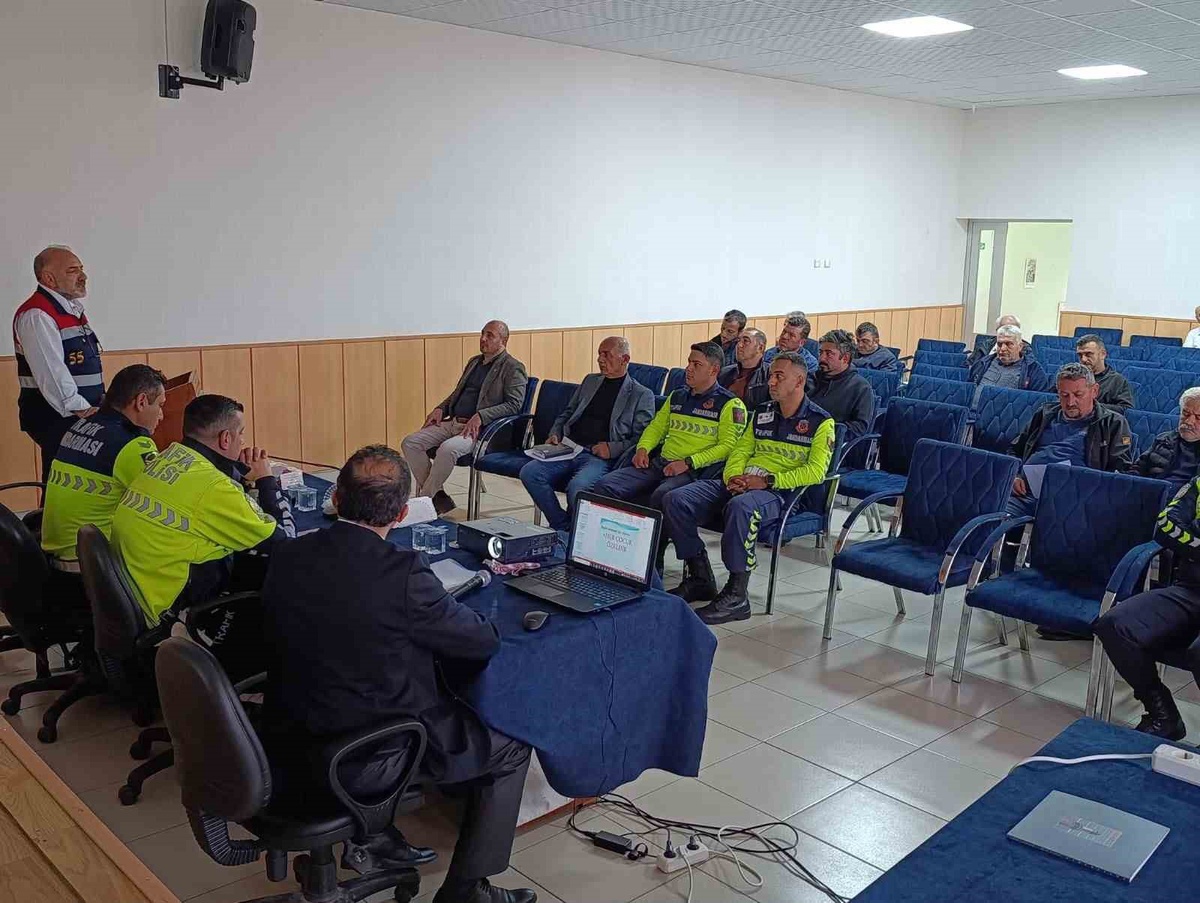 Samsun Ladik'te okul servis şoförlerine trafik güvenliği ve mevzuat eğitimi verildi