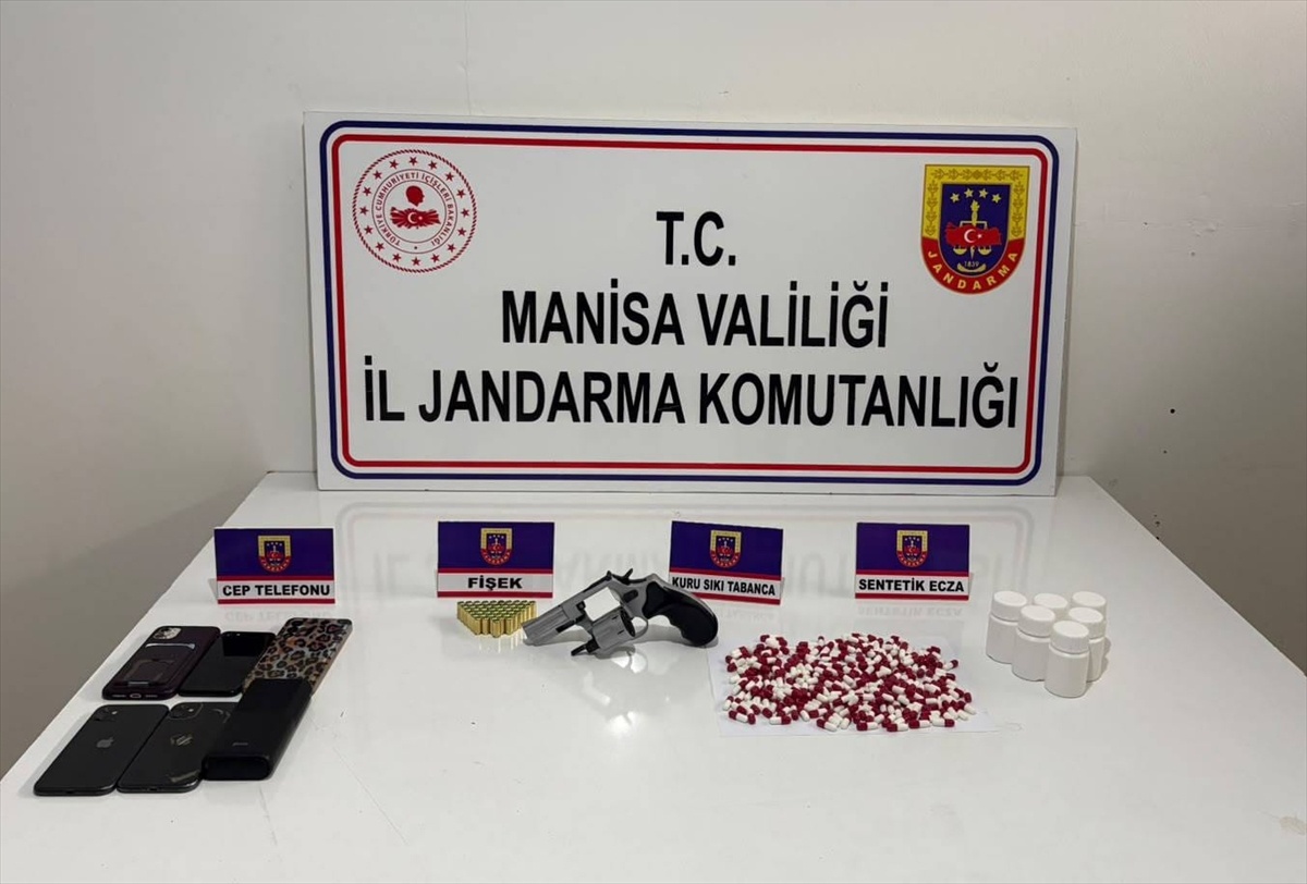 Sarıgöl'de ev operasyonunda 798 uyuşturucu hap ele geçirildi, 1 şüpheli tutuklandı