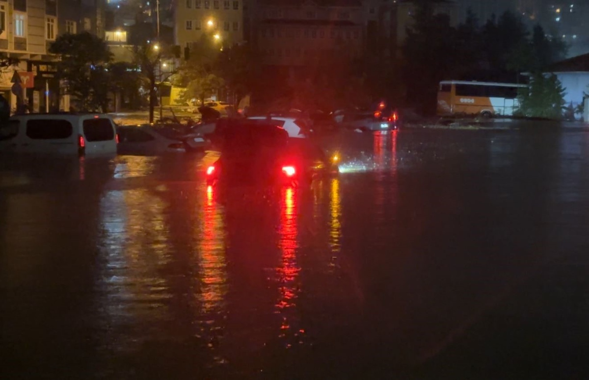 Sarıyer Ayazağa'da açık otoparkı su bastı, bir sürücü aracında mahsur kaldı
