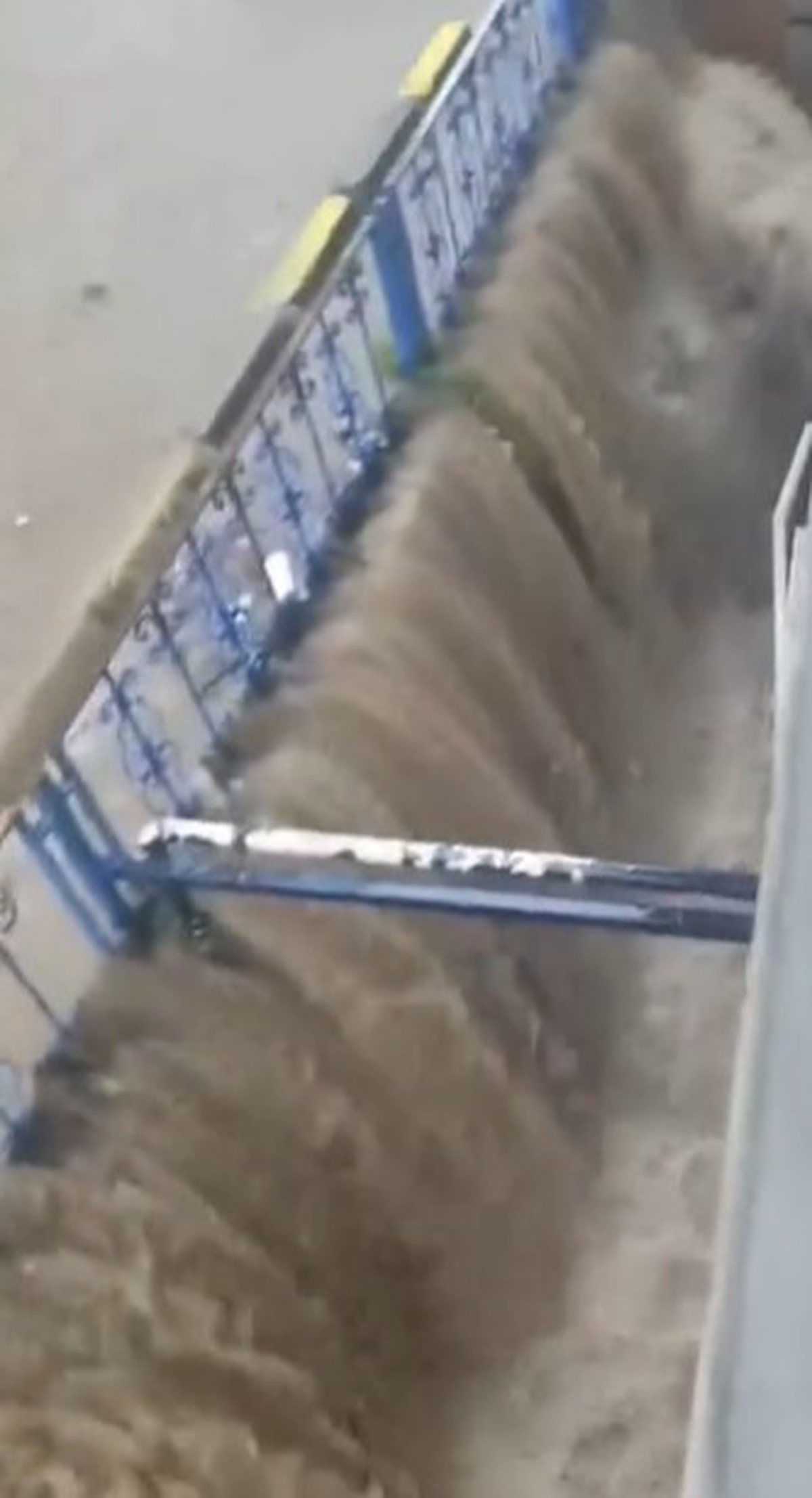 Sarıyer Ayazağa'da sağanak yolları göle çevirdi, onlarca araç suda mahsur kaldı