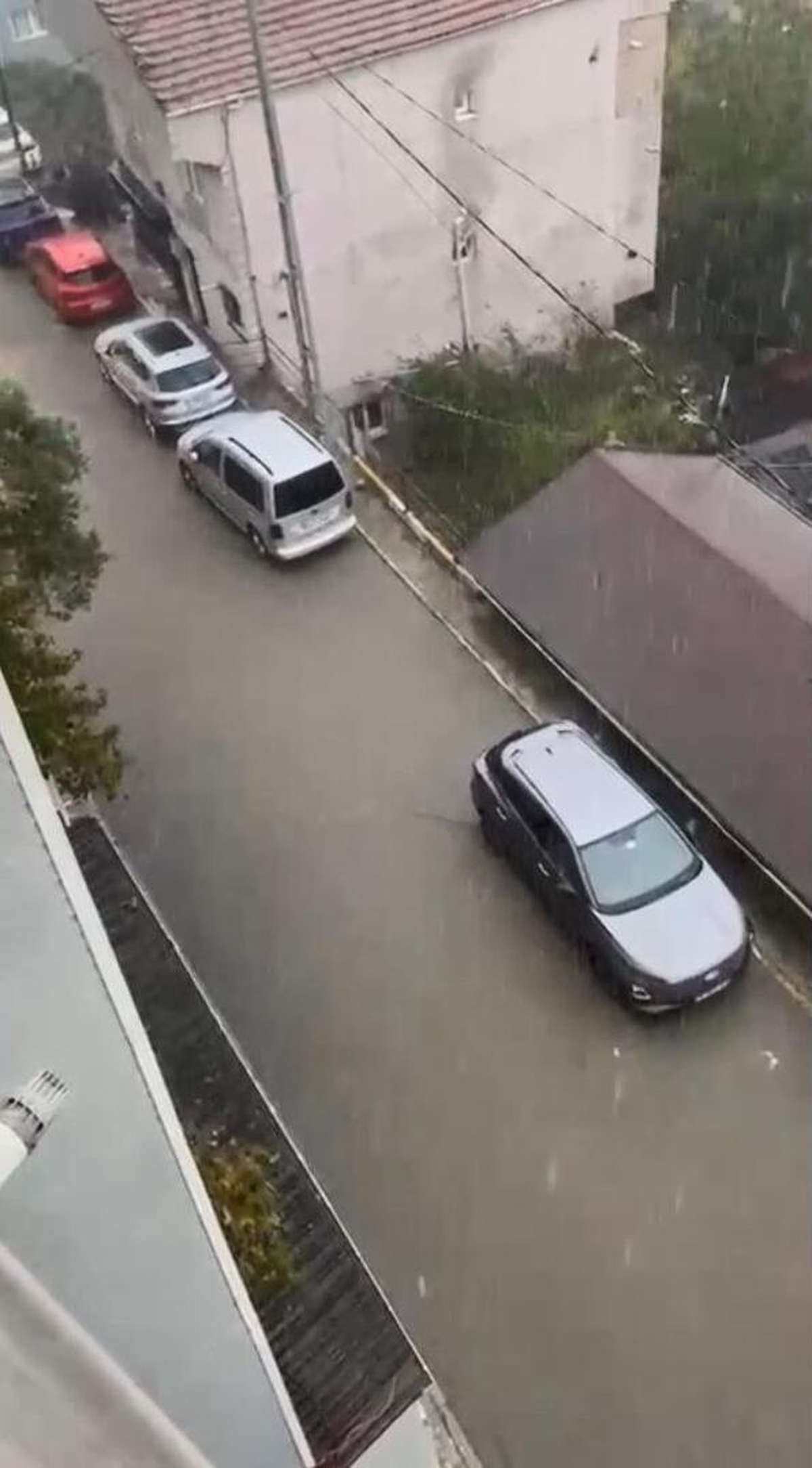 Sarıyer Çayırbaşı'nda sağanak Şişli Hamidiye Etfal Hastanesi'ni ve evleri su bastı