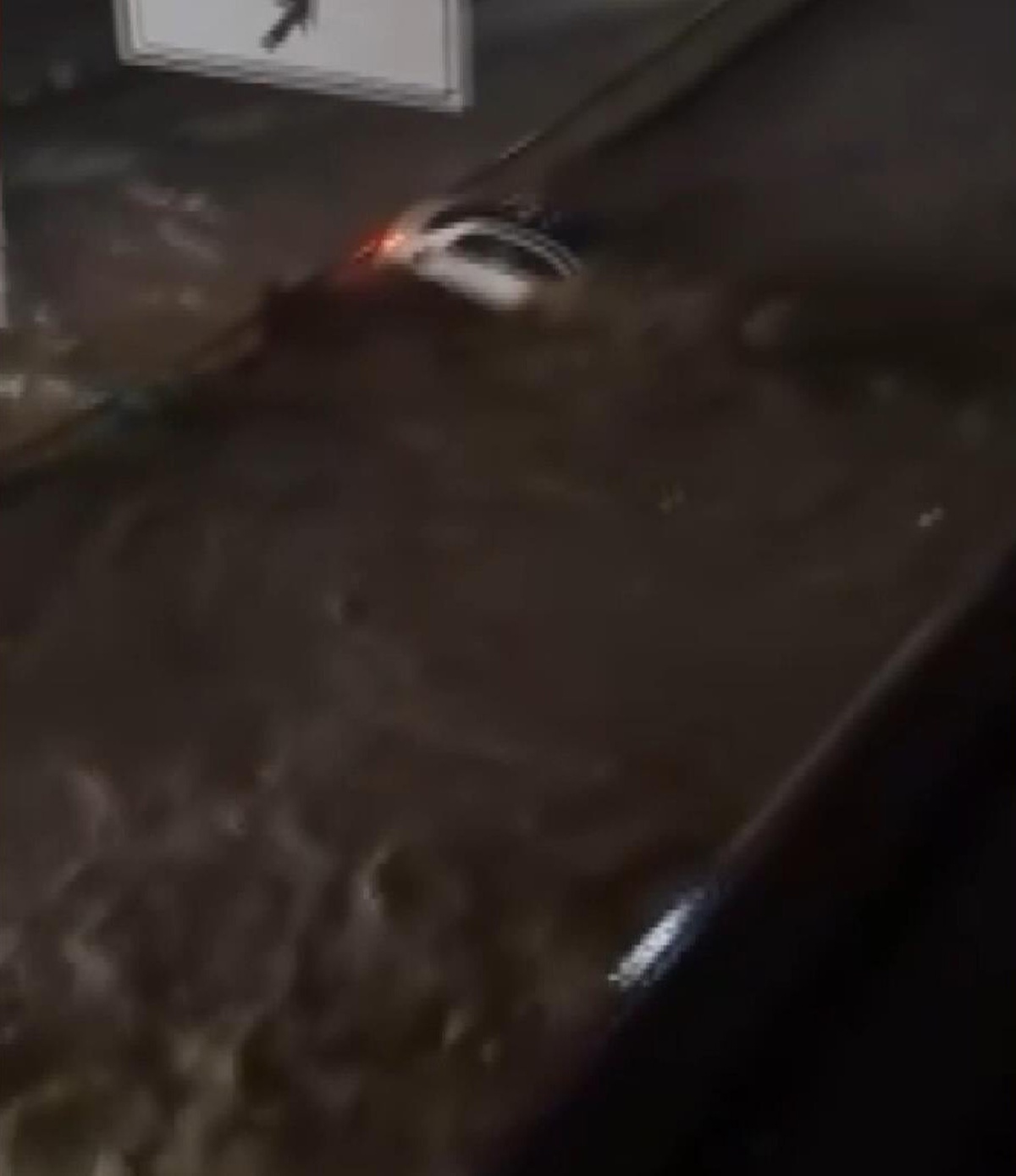 Sarıyer'de sel Ayazağa Cendere Caddesi'nde otomobili sürükledi, araç bariyerde durdu