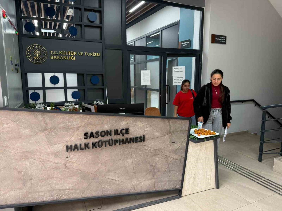 Sason'da ilçe bazında en fazla ziyaretçi çeken kütüphanede tatlı ikramı sürüyor