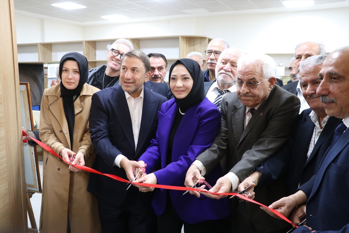 Siirt'in tarihini anlatan 'Bir İnsan Bin Hatıra' sergisi 52 eserle açıldı