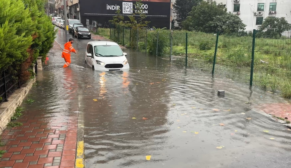 Şişli'de sağanak sonrası suyla dolan caddede mahsur kalan sürücünün aracı çıkarıldı