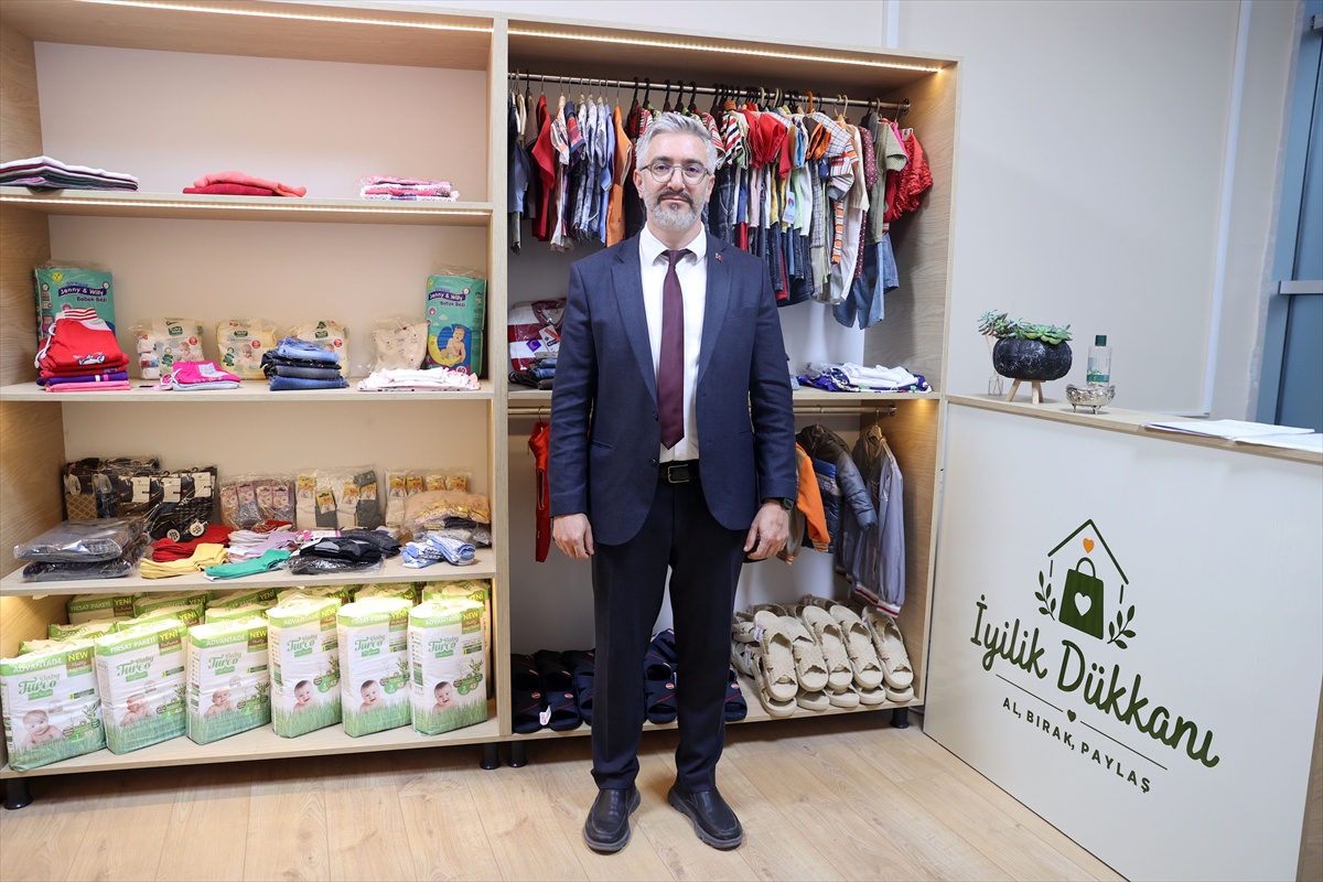 Sivas Numune Hastanesi'ndeki İyilik Dükkanı hastalara ücretsiz kıyafet ulaştırıyor