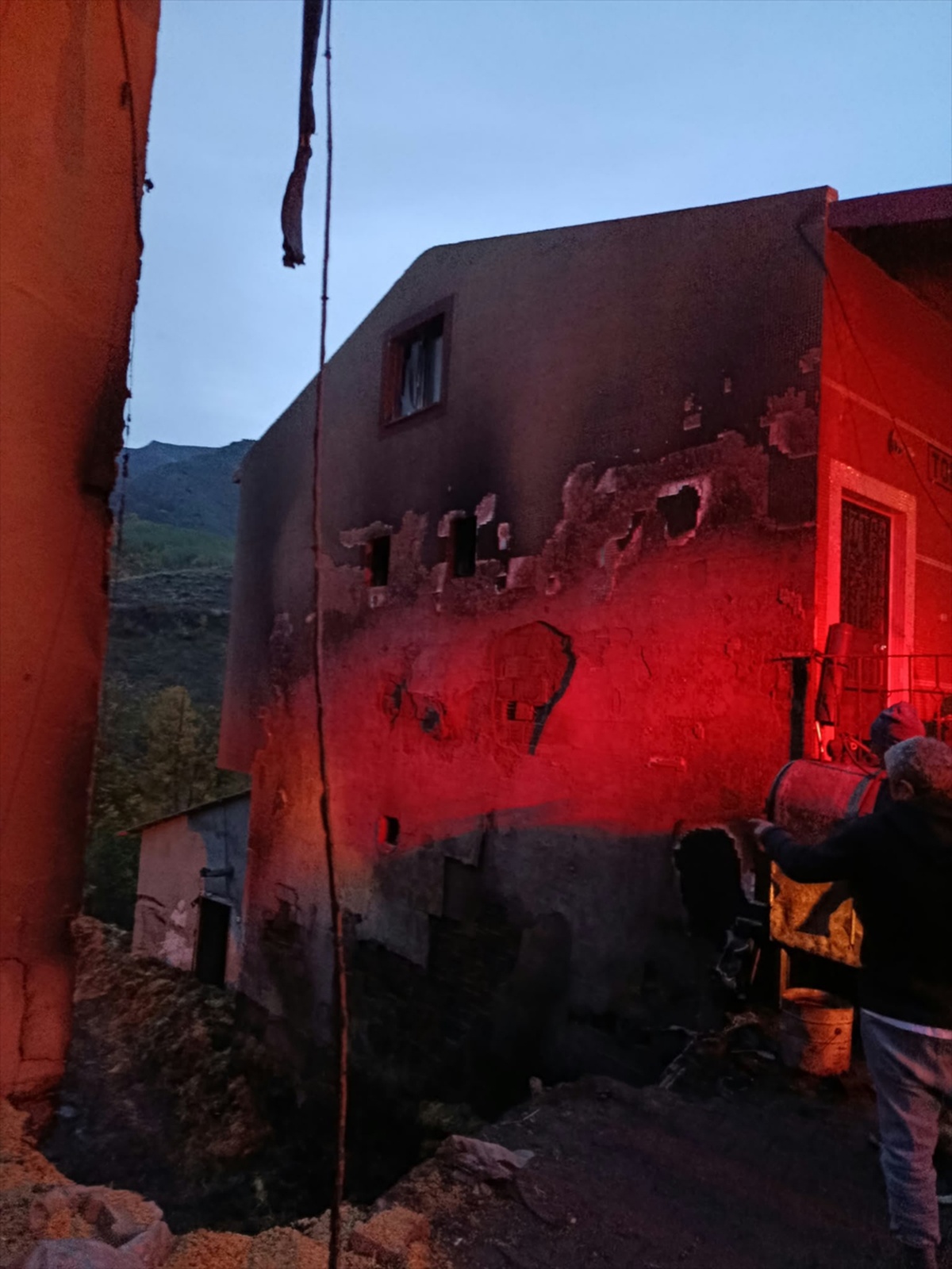 Sivas Suşehri'nde samanlık yangını 3 eve sıçradı, 30 tavuk telef oldu