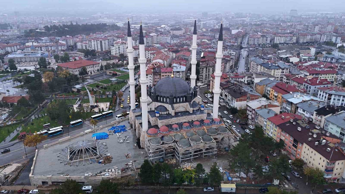 Sivas'ta 4 minareli Merkez Camii'nde ilk ezan mikrofonsuz okundu