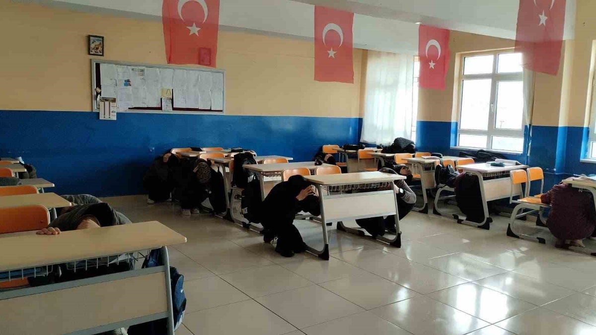 Sivas'ta tüm kademe okullarda deprem tatbikatı 81 ilde eş zamanlı yapıldı