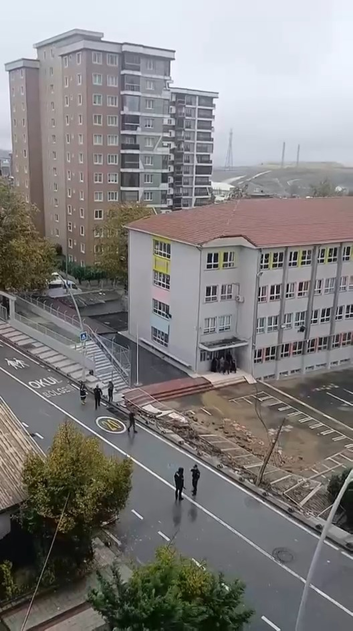 Sultangazi'de Nurettin Uzun İlkokulu'nun istinat duvarı çöktü, öğrenciler dersteydi