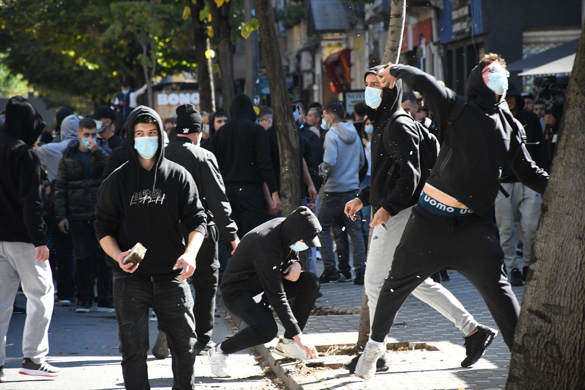 Tiran'da üniversite öğrencileri gösteri yaptı, polis müdahalesi sonrası yaralılar var