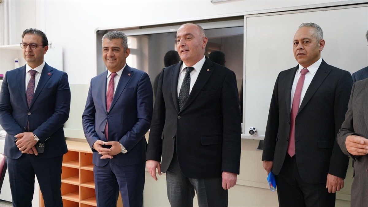 TOBB ve ETSO, Erzurum'da 250 ihtiyaç sahibi öğrenciye bot ve mont dağıttı