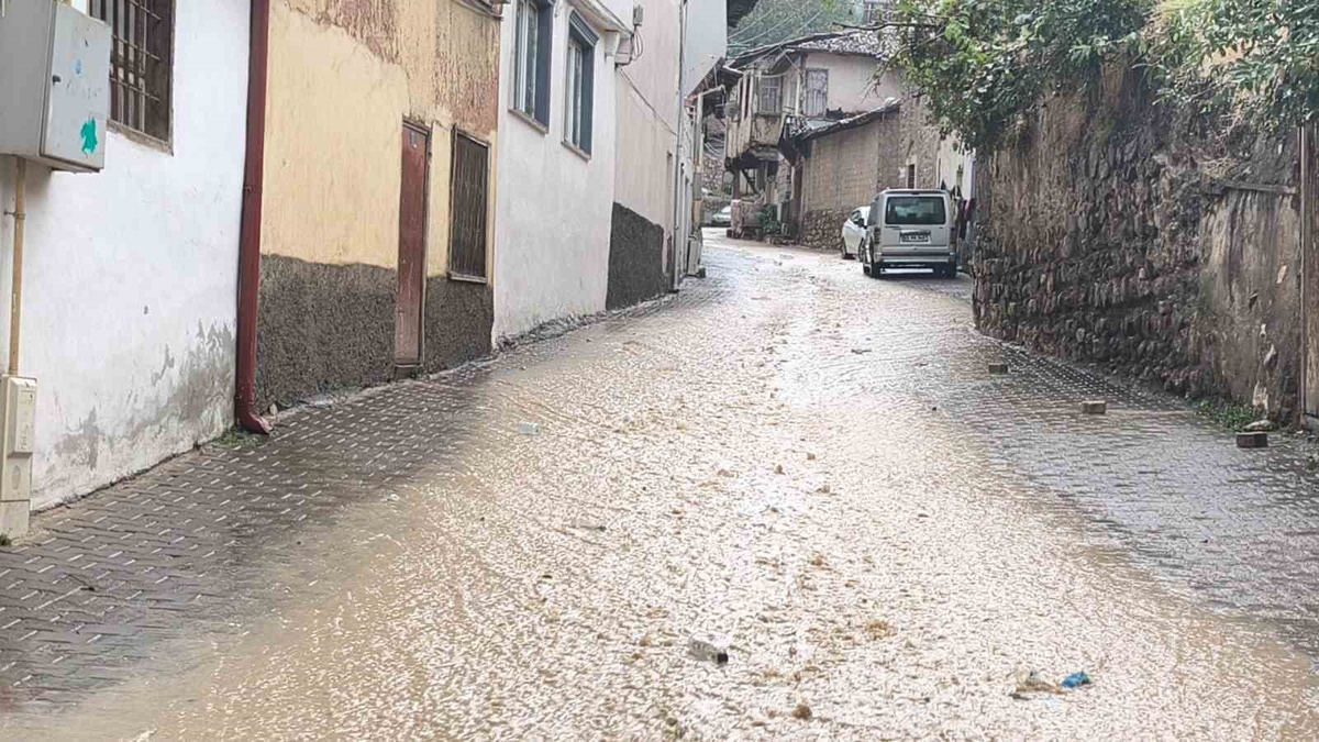 Tokat'ta aniden bastıran sağanak hayatı olumsuz etkiledi, yollar göle döndü
