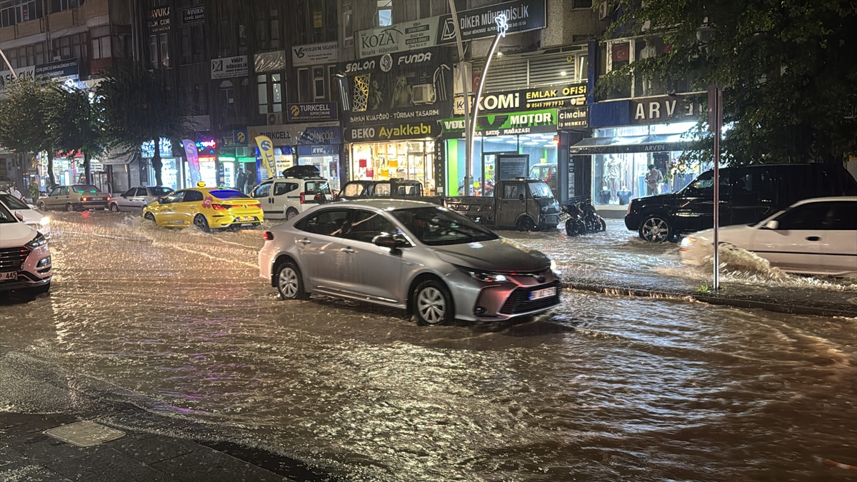 Tokat'ta sağanak caddelerde su birikintileri oluşturdu, bazı iş yerlerini su bastı