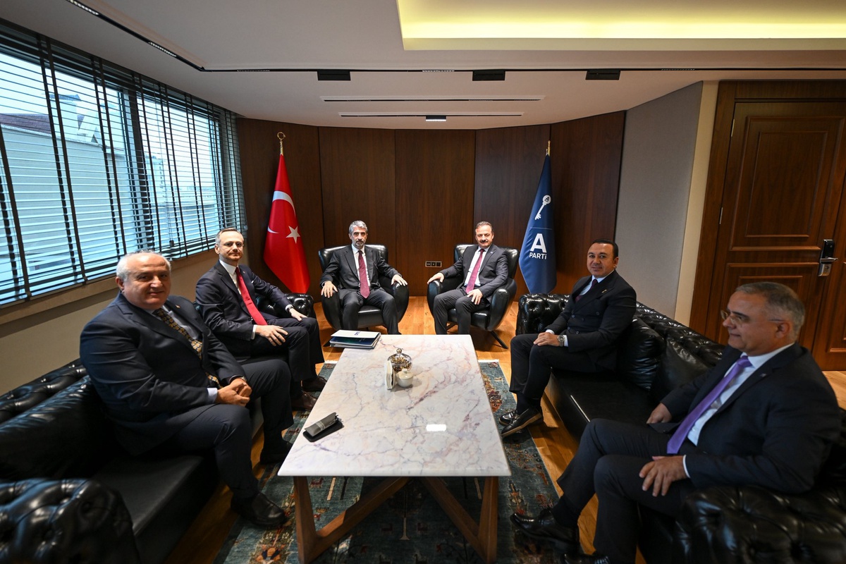 TÜSİAD heyeti Anahtar Parti Genel Başkanı Ağıralioğlu'na nezaket ziyaretinde bulundu.