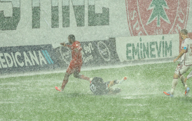 Ümraniyespor - Boluspor maçına yağmur engeli!