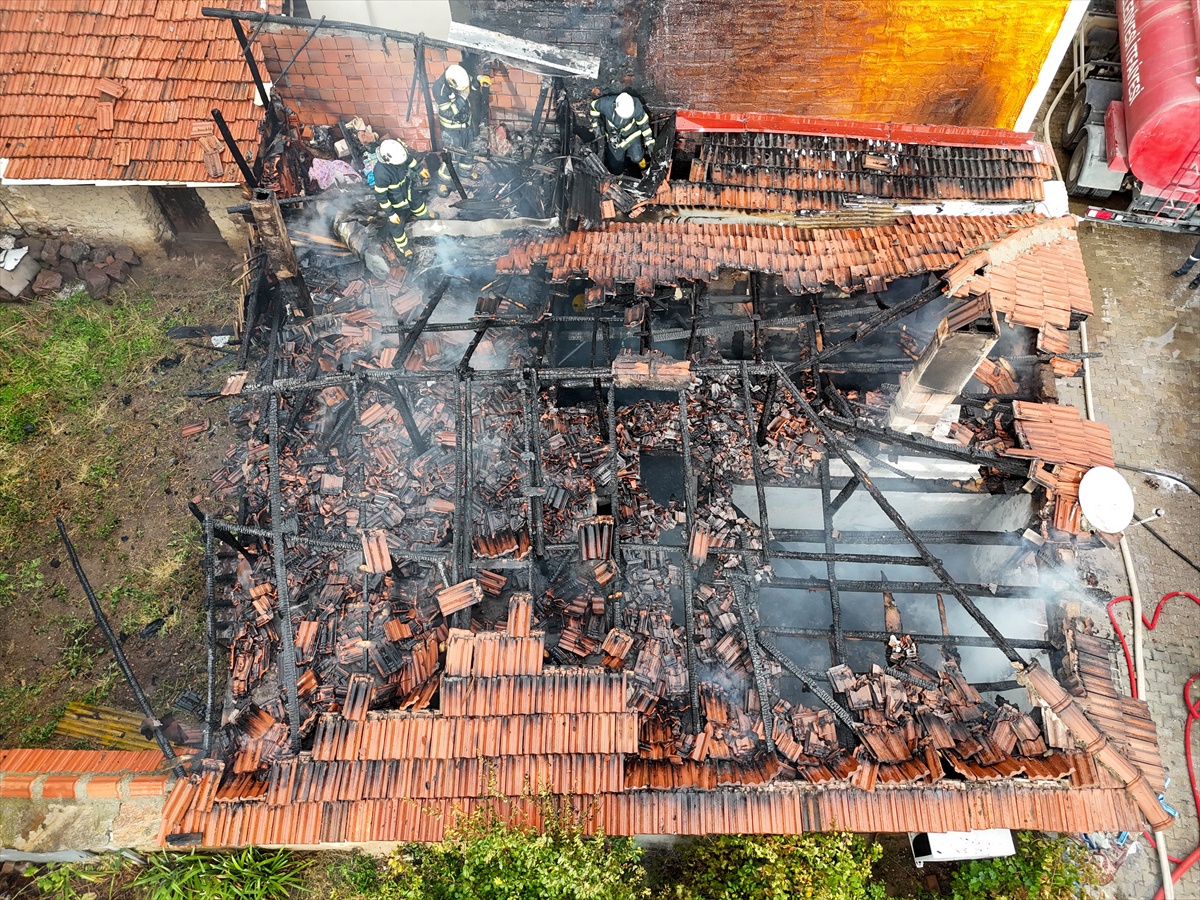 Uşak'ta kundak iddiasıyla çıkan ev yangını söndürüldü, Z.S kızından şikayetçi oldu