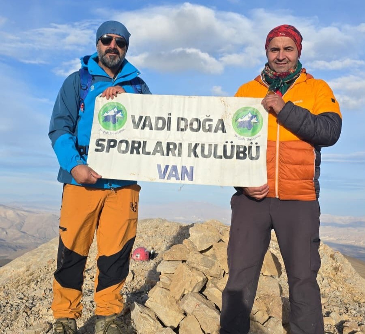 Van Başkale'de 9 dağcı, 3600 rakımlı İspiriz Dağı'nın zirvesine tırmandı