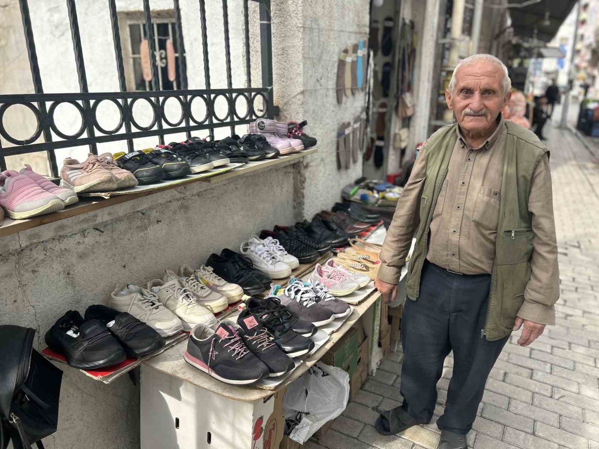 Van'da tamirci Deniz, alınmayan ayakkabıları ihtiyaç sahiplerine ücretsiz veriyor