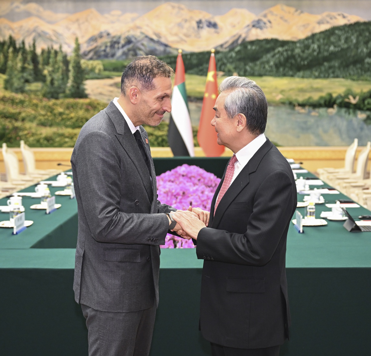 Wang Yi, BAE Özel Temsilcisi El Mübarek ile Beijing'de görüştü, ateşkesi vurguladı