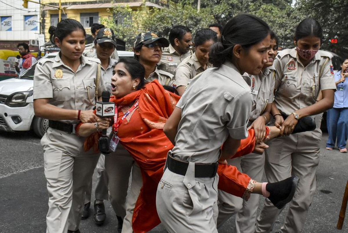 Yeni Delhi'de protestoları izleyen 30'dan fazla gazeteci gözaltına alındı