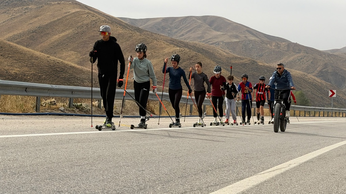 4 yıldır Türkiye şampiyonu olan Yüksekovalı kayakçılar, pist olmadığı için trafiğin aktığı kara yolunda antrenman yapıyor