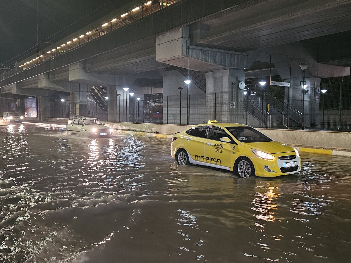 Adana'da sağanak; yollar göle döndü
