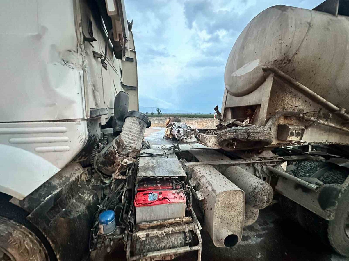 Adana'da refüje çarpan otomobil havalanıp tırın kupasıyla dorsesi arasından geçti! Sürücü alev alan araçtan kendisi çıktı
