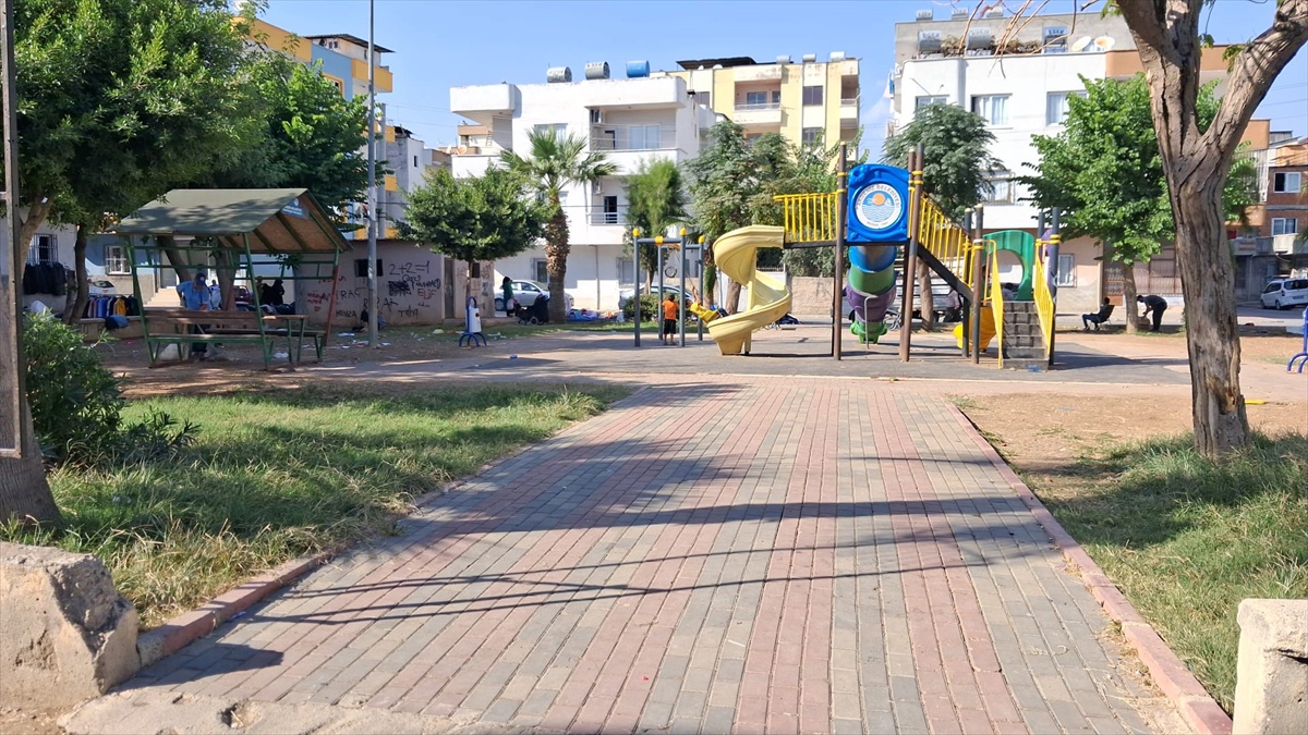 Akdeniz Belediyesi, Mersin'de parklardaki çocuk oyun ve spor aletlerini yeniledi
