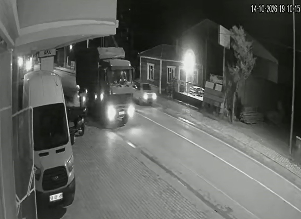 Aksaray Eskil'de arıza yapan kamyona arkadan çarpan otomobilin sürücüsü yaralandı